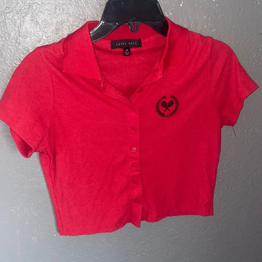 This is a super cute cropped tee, it’s a medium and it fits really well!